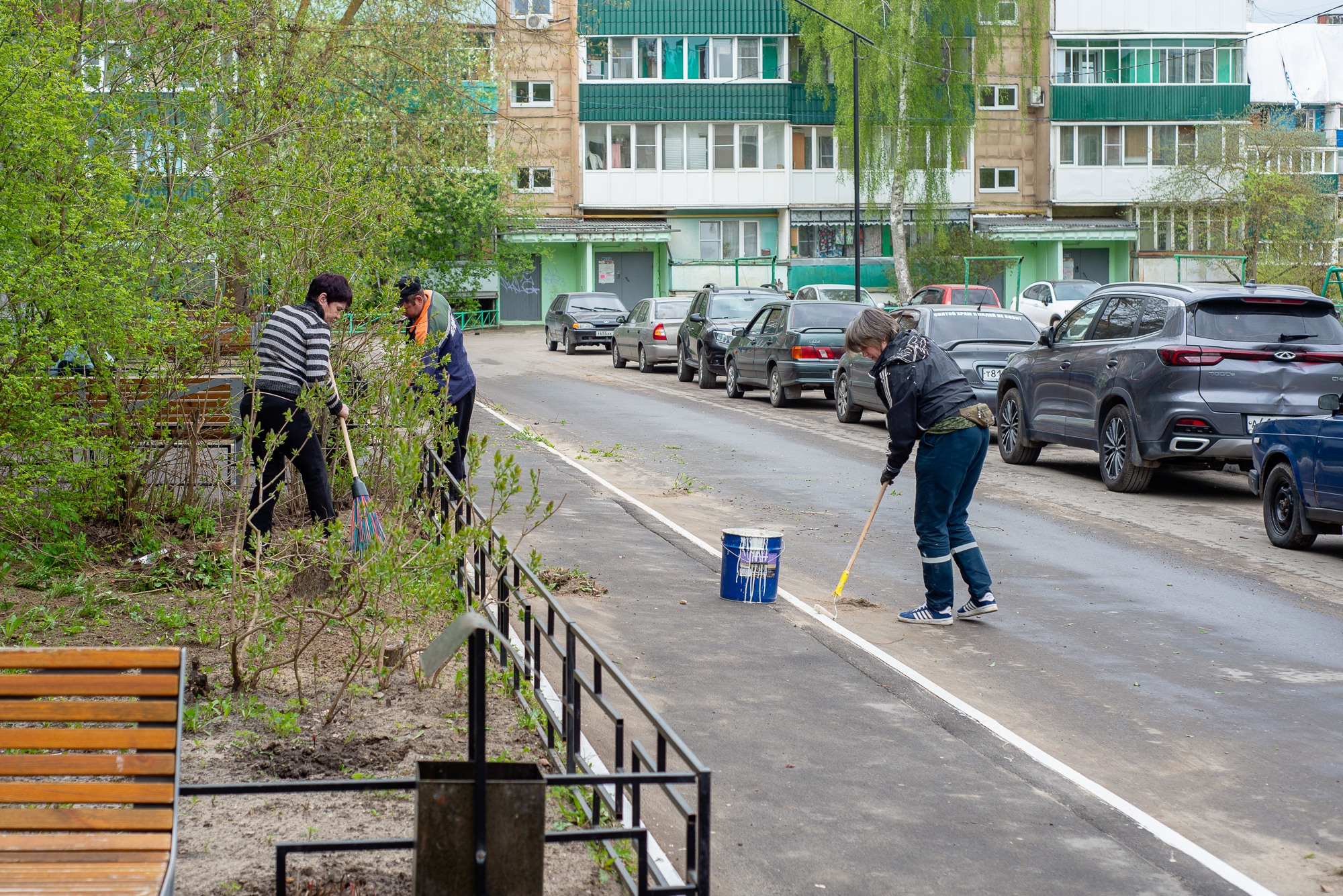 УК «Иверское» устроила субботник в микрорайоне Жуковского